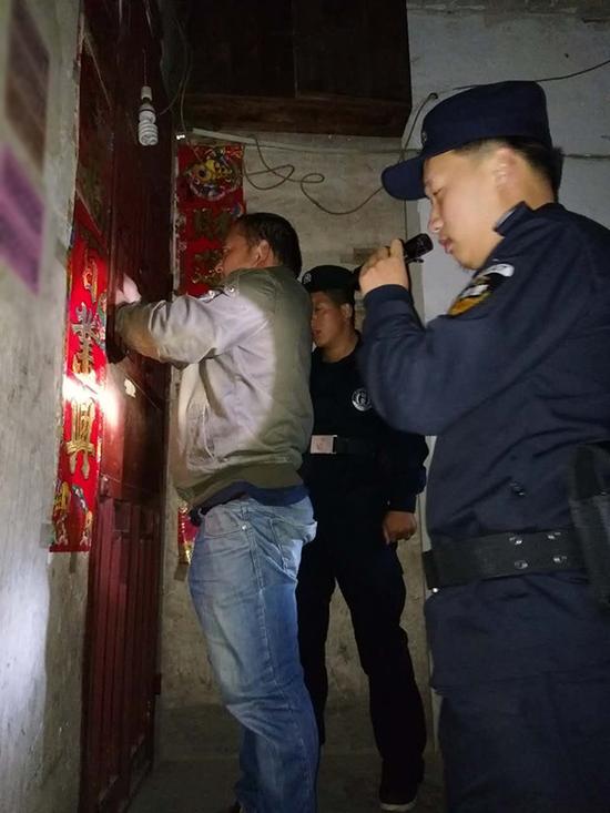 麻江县粗心妈妈误将幼女锁家中 民警全城寻开锁师傅开门